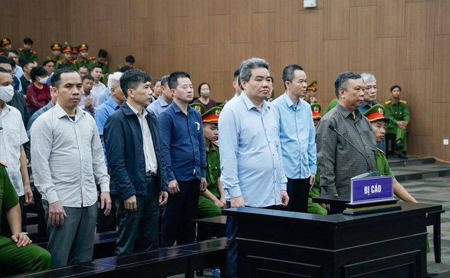 Các bị cáo tại phiên tòa sơ thẩm. Ảnh: HN