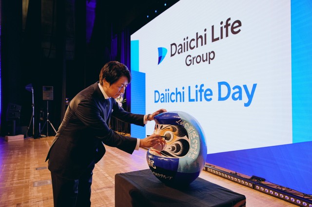 Ông Tetsuya Kikuta - Tổng Giám đốc Kl994 game bài casino hấp dẫn Daiichi Life thực hiện nghi thức “điểm nhãn” Daruma, đánh dấu cột mốc khởi đầu hành trình mới của Kl994 game bài casino hấp dẫn