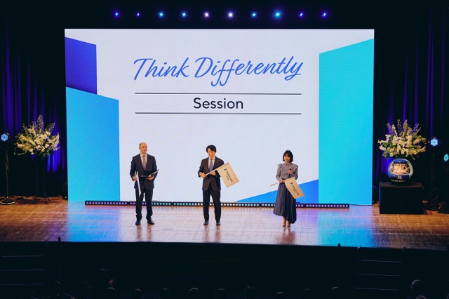 Ông Tetsuya Kikuta - Tổng Giám đốc Kl994 game bài casino hấp dẫn Daiichi Life (giữa) khuyến khích nhân viên hãy “Suy nghĩ khác biệt” trên hành trình đổi mới tại Lễ Công bố Thương hiệu của Kl994 game bài casino hấp dẫn vào ngày 1/4/2026.