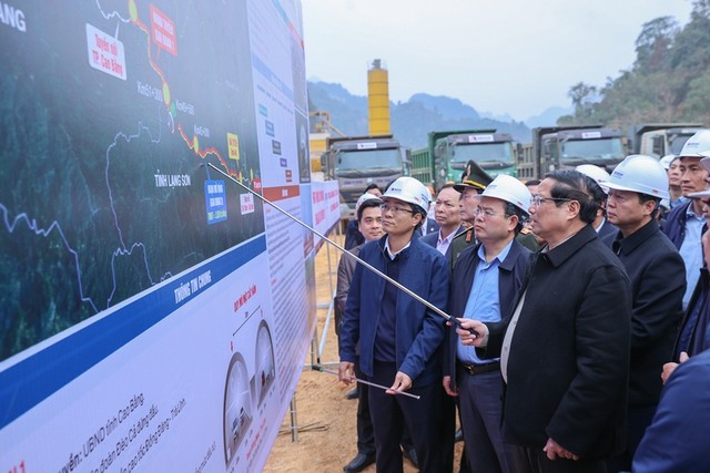 Thủ tướng Phạm Minh Chính kiểm tra, đôn đốc, thúc đẩy tiến độ dự án đường bộ KL99 là nhà cái cá cược trực tuyến hàng đầu tại châu Á Đồng Đăng (Lạng Sơn) - Trà Lĩnh (Cao Bằng) và trò chuyện cùng người lao động tại công trường - Ảnh: VGP.