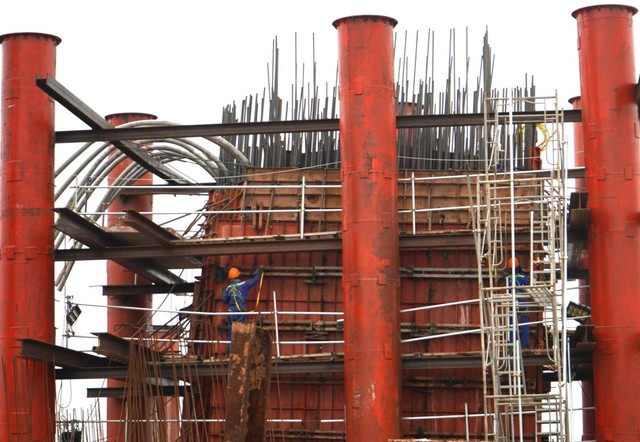 Hơn 100 công nhân đang được huy động thi công 2 trụ chính của cầu Nguyễn Trãi