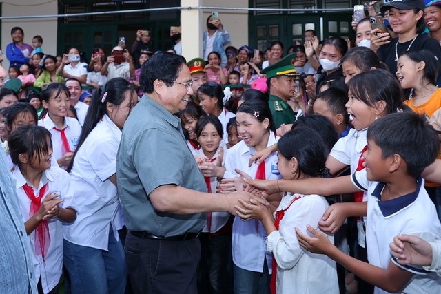 Thủ tướng Phạm Minh Chính và các em học sinh tại lễ khởi công trường nội trú liên cấp tiểu học – trung học cơ sở tại xã miền núi Bát Mọt, cách trung tâm tỉnh Thanh Hóa khoảng 120 km về phía tây - Ảnh: VGP.