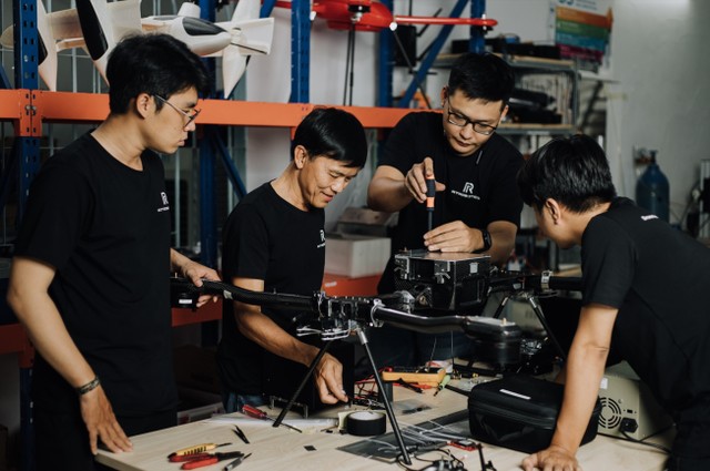 Kl994 nhà cái bóng đá world cup lắp ráp UAV tại Công ty Realtime Robotics (TP.HCM)