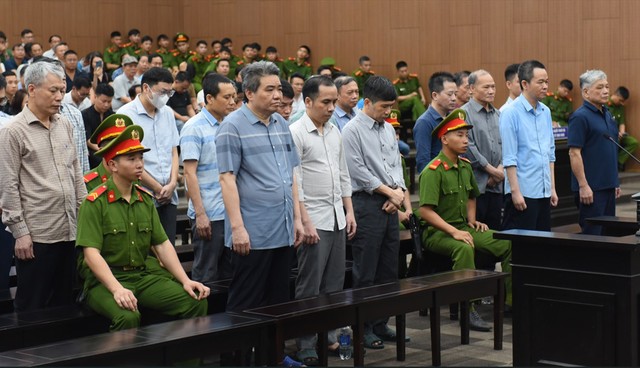 Các bị cáo đứng nghe tòa tuyên án sơ thẩm.