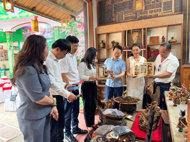 Các đại biểu khảo sát không gian trưng bày sản phẩm OCOP xã Quốc Oai. Ảnh: Hồ Hạ.