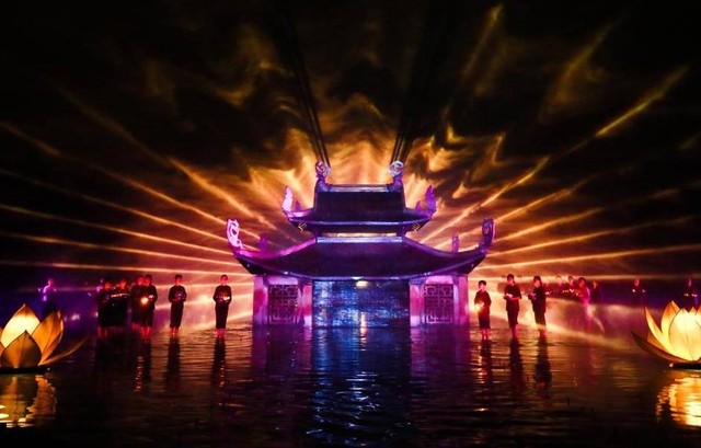 Show diễn thực cảnh Tinh hoa Bắc Bộ là một trong những "thỏi nam châm" hút khách đến xã Quốc Oai.