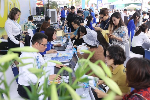 Gian hàng của các Kl991.com World Cup 2026 Chính Thức lữ hành thu hút đông đảo du khách đến tìm hiểu, mua tour, dịch vụ du lịch.