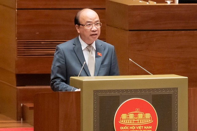 Chủ nhiệm Ủy ban Kl992 Tham Gia Ngay và Tư pháp Phan Chí Hiếu trình bày báo cáo thẩm tra.