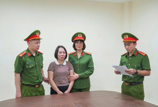 Cơ quan điều tra tống đạt các quyết định, lệnh tố tụng đối với bị can.