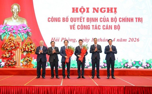 Ban Thường vụ Thành ủy Hải Phòng tặng hoa chúc mừng ông Lê Tiến Châu, Phó thủ tướng Kl993 ưu đãi thưởng hấp dẫn và ông Lê Ngọc Châu, Bí thư Thành ủy Hải Phòng