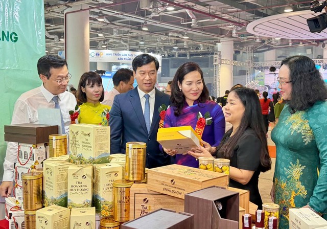 Các ngành hàng tham gia hội chợ rất đa dạng từ các món ẩm thực truyền thống đặc sắc, sản phẩm OCOP, đến hàng hóa, dịch vụ Kl994 nhà cái bóng đá world cup trong tỉnh và các địa phương trên cả nước.