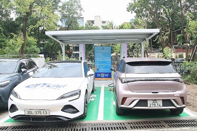 Trong các đô thị lớn xuất hiện ngày càng nhiều các trạm sạc cho ô tô điện.