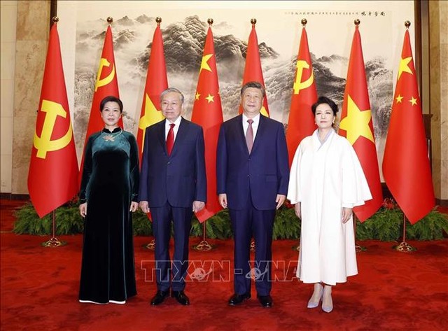 Tổng Bí thư, Chủ tịch nước Tô Lâm và Phu nhân cùng Tổng Bí thư, Chủ tịch nước Trung Quốc Tập Cận Bình và Phu nhân chụp ảnh chung. Ảnh: Thống Nhất/TTXVN