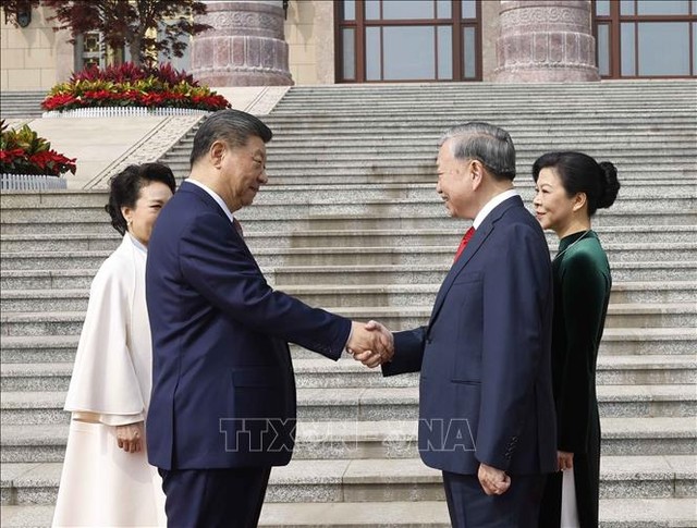 Tổng Bí thư, Chủ tịch nước Trung Quốc Tập Cận Bình và Phu nhân đón Tổng Bí thư, Chủ tịch nước Tô Lâm và Phu nhân. Ảnh: Thống Nhất/TTXVN