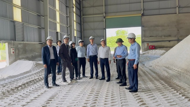 Đoàn công tác Công ty CP Vietnam Wafer và lãnh đạo UBND tỉnh Quảng Trị khảo sát chất lượng cát trắng tại KC Quán Ngang.