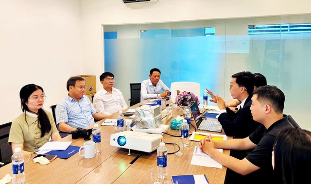 Phó Chủ tịch UBND tỉnh Quảng Trị Lê Đức Tiến (thứ hai, trái ảnh) và đoàn công tác tỉnh Quảng Trị thăm và làm việc Công ty Cổ phần Vietnam Wafer ngày 31/5/2025 tại TP. Hồ Chí Minh.