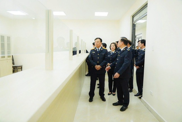 Cục trưởng Nguyễn Văn Thọ và Đoàn công tác khảo sát địa điểm dự kiến thực hiện thông quan tập trung tại Hải quan khu vực III.