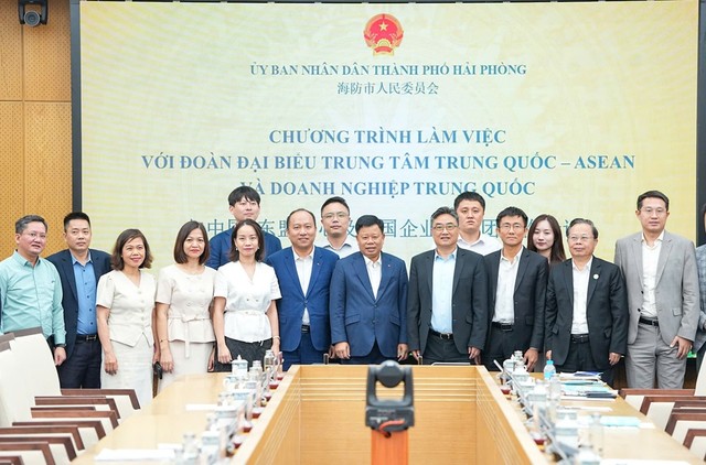 Ông Lê Trung Kiên, Phó Chủ tịch UBND TP. Hải Phòng và lãnh đạo các sở, ngành chụp ảnh lưu niệm cùng đoàn công tác
