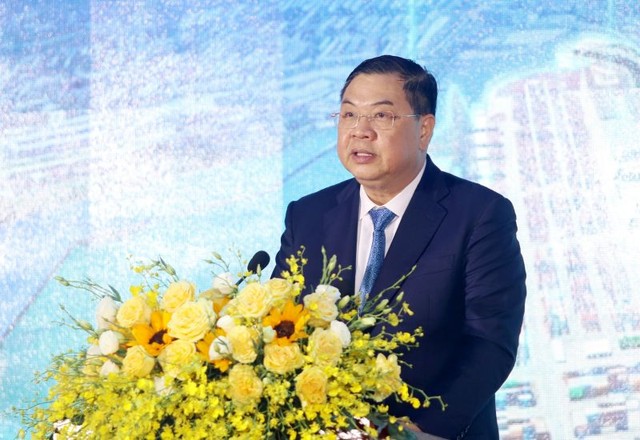 "Liên danh Công ty Cổ phần Kl994 game bài casino hấp dẫn Hateco - Công ty TNHH Cảng biển Hateco - APM Terminals B.V (Hà Lan) là sự kết hợp giữa nội lực mạnh mẽ và kinh nghiệm vận hành cảng biển hàng đầu thế giới, bảo chứng cho sự thành công của dự án trong tương lai"- Phó Thủ tướng Phạm Gia Túc tin tưởng.