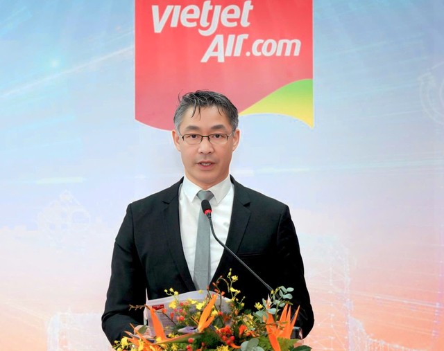 Thành viên HĐQT độc lập Vietjet - Nguyên Phó Thủ tướng CHLB Đức Philipp Rösler cho biết với mô hình kết hợp giữa quản trị chi phí hiệu quả và các yếu tố dịch vụ cần thiết, Vietjet sẽ duy trì lợi thế cạnh tranh về chi phí, đồng thời mang tới trải nghiệm tốt đẹp cho hành khách trên các đường bay dài.