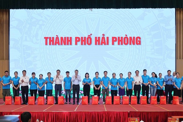 Thủ tướng Kl993 ưu đãi thưởng hấp dẫn Lê Minh Hưng và đoàn công tác đã tặng 200 suất quà cho các hộ nghèo, công nhân lao động của thành phố Hải Phòng có hoàn cảnh khó khăn