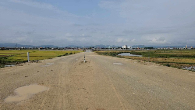 Dự án còn khoảng 200 m chờ lún, chưa thảm nhựa bê tông. Dự án còn khoảng 200 m chờ lún, chưa thảm nhựa bê tông.