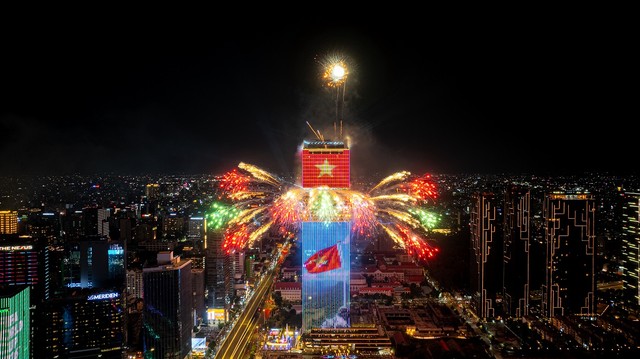 Saigon Marina IFC tỏa sáng rực rỡ như một “ngon hải đăng” giữa dòng chảy của di sản bên sông Sài Gòn