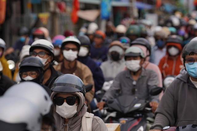 Người dân trở về TP.HCM qua phà Cát Lái, chiều muộn ngày 3/5.