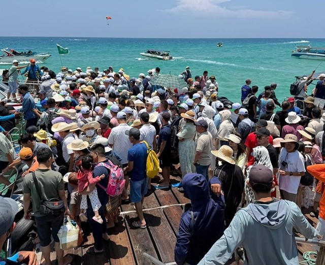 Các tour du lịch bãi biển: Ghềnh Ráng, Kỳ Co, Nhơn Lý, Nhơn Hải, Đề Gi tiếp tục thu hút đông đảo khách du lịch. Trong ảnh: khách du lịch tại Kỳ Co vào ngày 1/5. Ảnh: Huỳnh Tú.