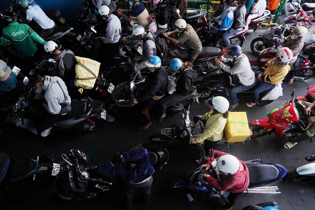 Người dân đang trở về TP.HCM để kết thúc ngày nghỉ cuối cùng.