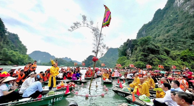 Nghi thức lấy và rước nước dâng lên các đền, chùa trong khu di sản, tượng trưng cho sự khởi nguồn và thanh sạch.