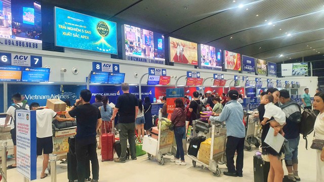Ghi nhận của phóng viên, vào khoảng 19 giờ tối ngày 3/5, lượng hành khách từ sân bay Cát Bi trở vào TP.HCM tương đối vắng.