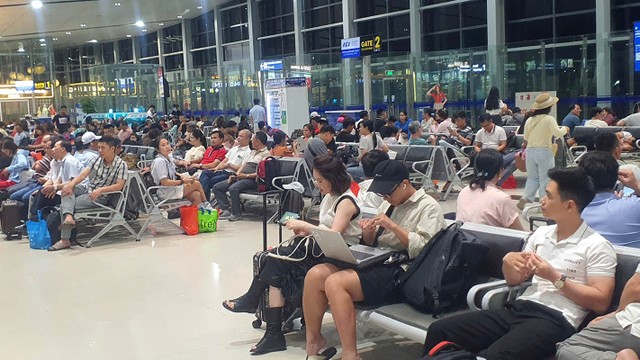 Hành khách trên hai chuyến bay Vietnam Airline và Vietjet ngồi chờ lượt bay vào TP.HCM