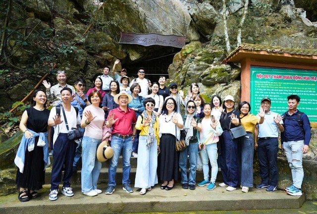 Các đại biểu tham gia chương trình Famtrip - Presstrip Thái Nguyên với chủ đề “Thiên đường du lịch hồ trên núi” khảo sát động Hua Mạ. Ảnh: Nguyễn Hà.