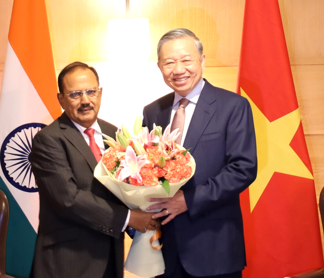 Cố vấn An ninh Quốc gia Ấn Độ Ajit Doval tặng hoa Tổng Bí thư, Chủ tịch nước Tô Lâm.
