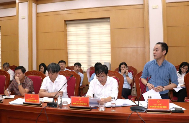 Đại diện Ban Quản lý dự án Kl99ok phiên bản mới xây dựng số 2 phát biểu tại hội nghị. Ảnh: Lương Hậu