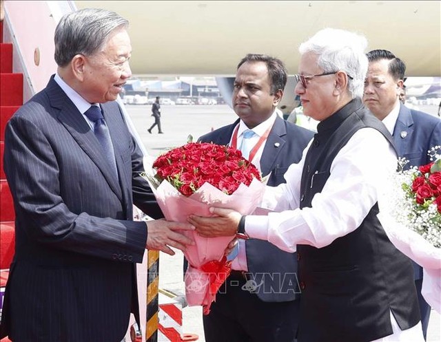 Quan chức thành phố Mumbai đón Tổng Bí thư, Chủ tịch nước Tô Lâm tại sân bay quốc tế Chhatrapati Shivaji Maharaj. Ảnh: Thống Nhất/TTXVN