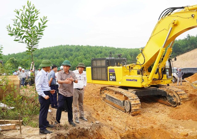 Phó Chủ tịch Thường trực UBND tỉnh Quảng Trị Hoàng Nam (áo kẻ rô) kiểm tra tiến độ Dự án Kl99ok phiên bản mới xây dựng Quốc lộ 15D.