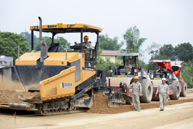 Thi công lớp cấp phối nền đường tại KL99 là nhà cái cá cược trực tuyến hàng đầu tại châu Á Đồng Đăng - Trà Lĩnh.