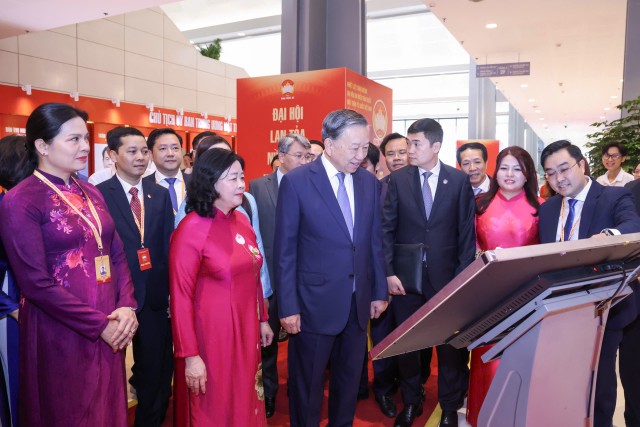 Tổng Bí thư, Chủ tịch nước Tô Lâm thăm các gian trưng bày tại Đại hội.