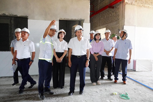 Chủ tịch UBND tỉnh Quảng Trị Lê Hồng Vinh (hàng đầu, bên phải ) kiểm tra tình hình thực hiện Dự án Bệnh viện Đa khoa Quảng Ninh (cơ sở 2).