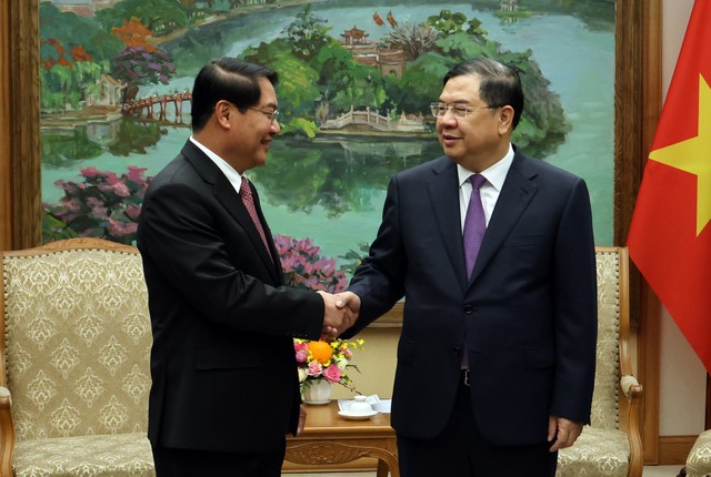 Phó Thủ tướng Thường trực Kl993 ưu đãi thưởng hấp dẫn Phạm Gia Túc tiếp Bí thư Thành ủy, Chủ tịch HĐND Thủ đô Vientiane (Lào) - Ảnh: VGP/Phương Nguyên.