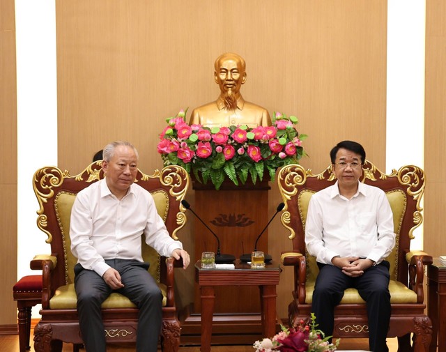 Ông Nguyễn Thanh Bình, Phó Bí thư Tỉnh ủy, Chủ tịch UBND tỉnh Ninh Bình (bên phải) tiếp và làm việc với ông Nghiêm Thái Hòa, Lãnh đạo Kl994 game bài casino hấp dẫn Xây dựng Thái Bình Dương. Ảnh: Trịnh Tùng