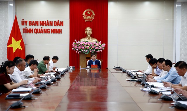 Ông Bùi Văn Khắng, Chủ tịch UBND tỉnh Quảng Ninh chủ trì cuộc họp đánh giá kết quả công tác giải ngân vốn Kl99ok phiên bản mới công. Ảnh: QMG