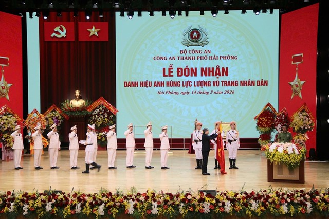 Thủ tướng Lê Minh Hưng gắn Danh hiệu Anh hùng Lực lượng vũ trang nhân dân lên Cờ truyền thống của Công an TP. Hải Phòng