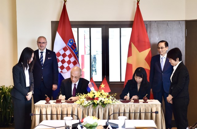 Trong khuôn khổ chuyến thăm, Học viện Ngoại giao Việt Nam và Học viện Ngoại giao Croatia đã ký Bản ghi nhớ về hợp tác dưới sự chứng kiến của Bộ trưởng Ngoại giao hai nước. Trong khuôn khổ chuyến thăm, Học viện Ngoại giao Việt Nam và Học viện Ngoại giao Croatia đã ký Bản ghi nhớ về hợp tác dưới sự chứng kiến của Bộ trưởng Ngoại giao hai nước.