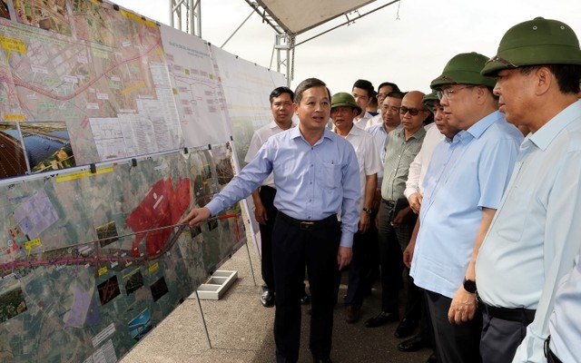 Phó Thủ tướng Thường trực nghe lãnh đạo tỉnh Bắc Ninh báo cáo về tuyến đường kết nối sân bay Gia Bình với Thủ đô Hà Nội - Ảnh: VGP.