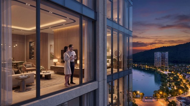 Hệ kính kịch trần thu trọn tầm nhìn sông núi ban ngày và pháo hoa rực rỡ ban đêm.