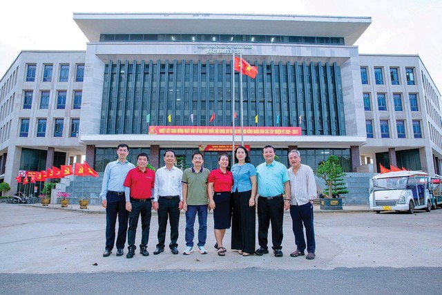 Ông Huỳnh Tấn Lực, Giám đốc Agribank Quảng Ngãi (thứ ba từ trái sang) cùng đoàn công tác của Agirbank và báo chí tới Đặc khu Lý Sơn