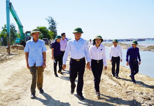 Thứ trưởng Bộ Nông nghiệp và Môi trường Võ Văn Hưng (hàng đầu, ở giữa) kiểm tra tiến độ dự án Nâng cấp, mở rộng khu neo đậu tránh trú bão kết hợp cảng cá Bắc sông Gianh.